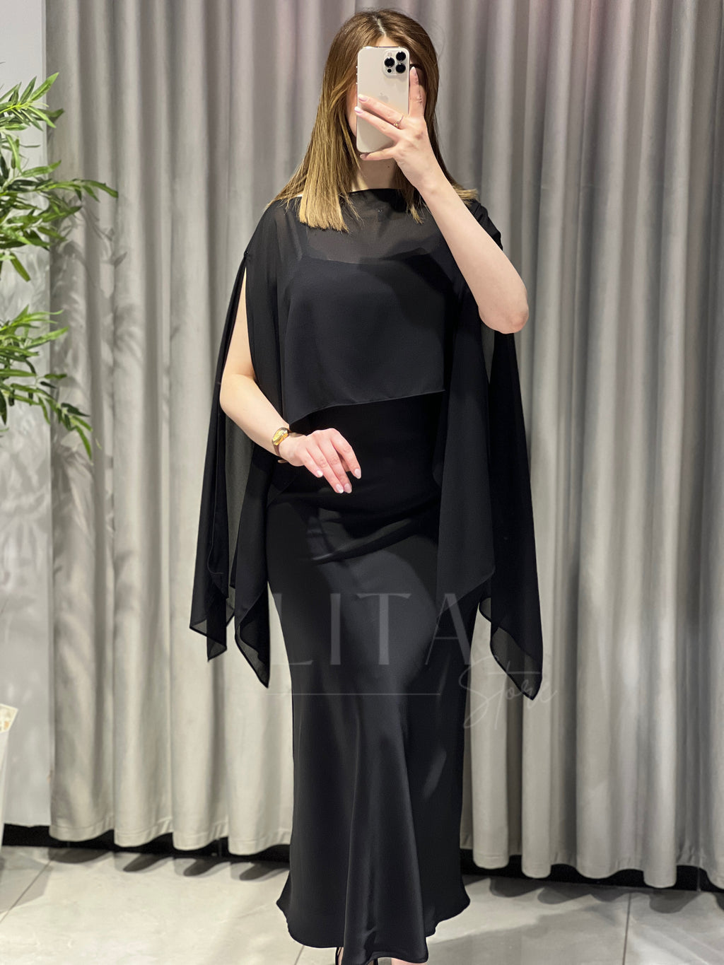 Robe en satin avec cape