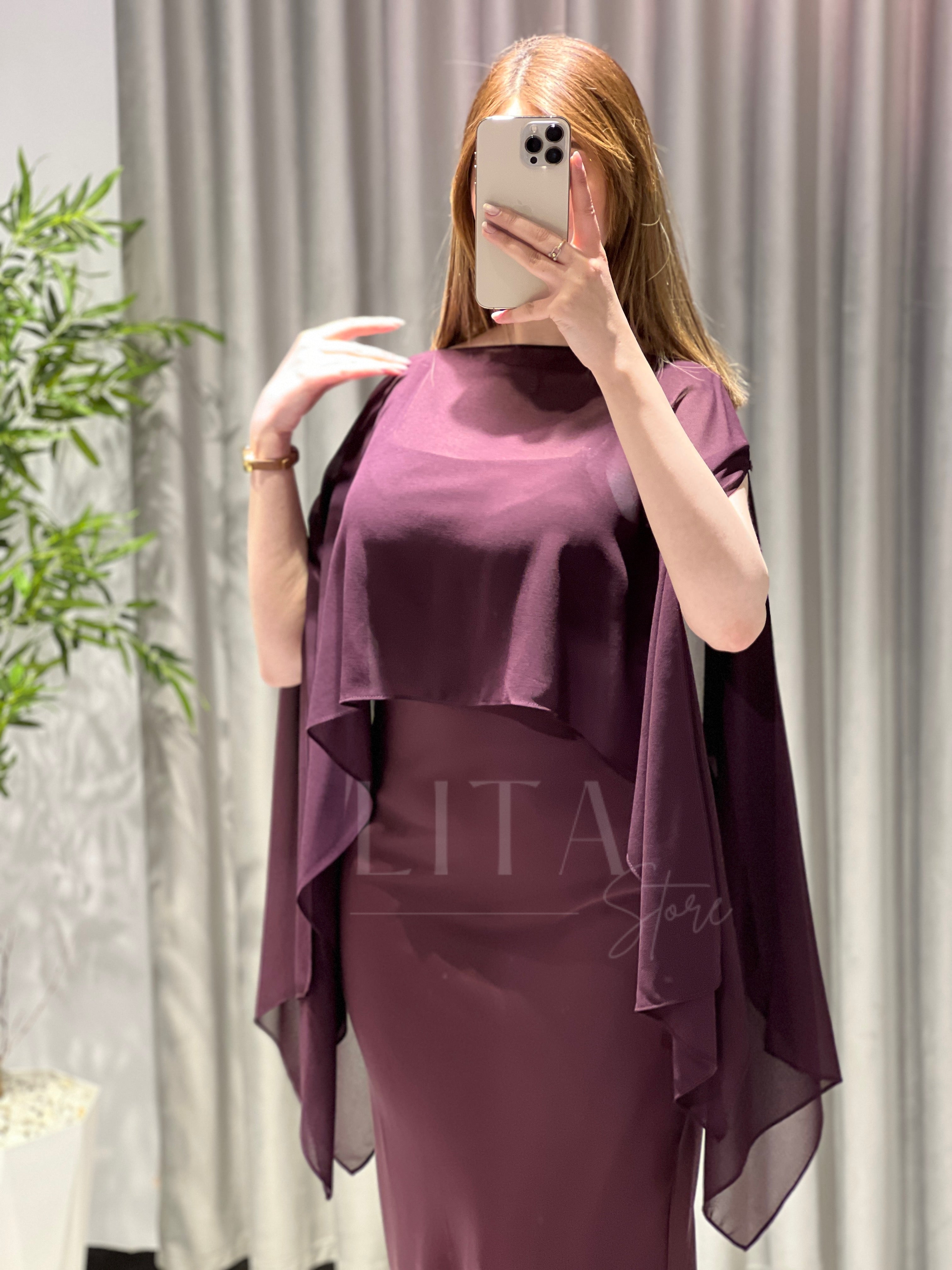Robe en satin avec cape