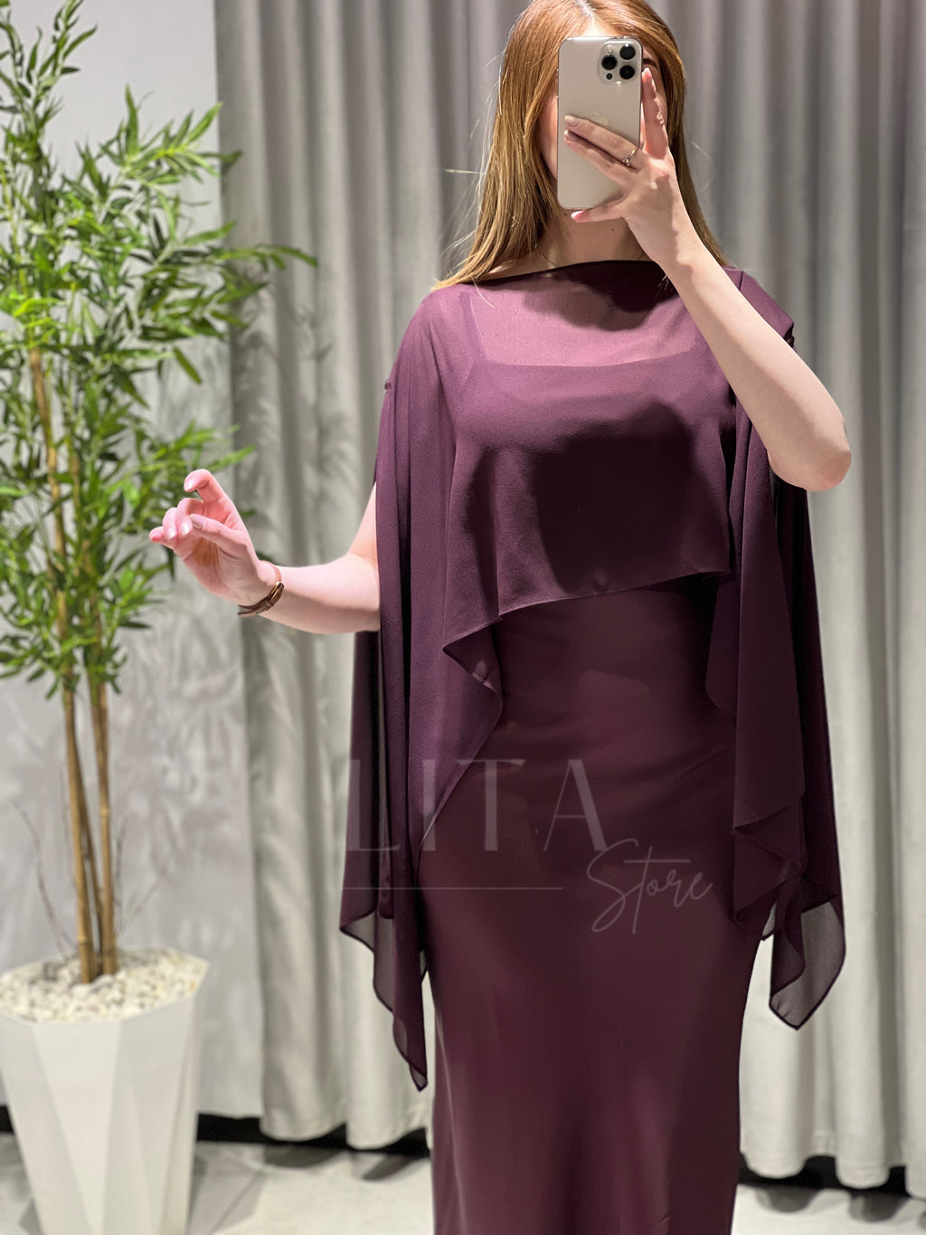 Robe en satin avec cape