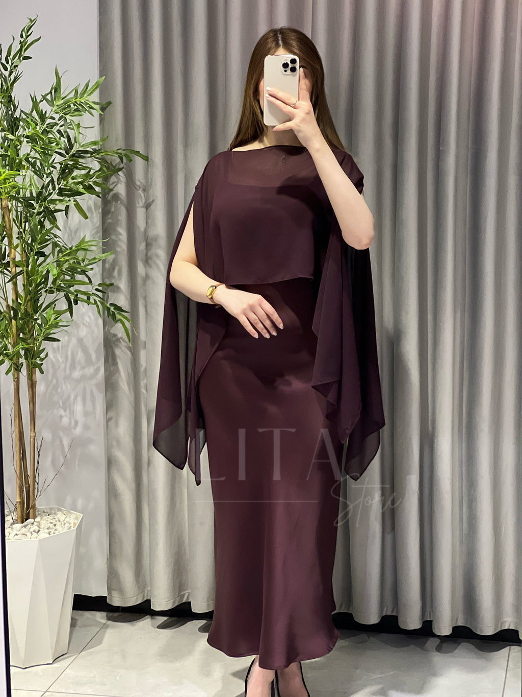Robe en satin avec cape