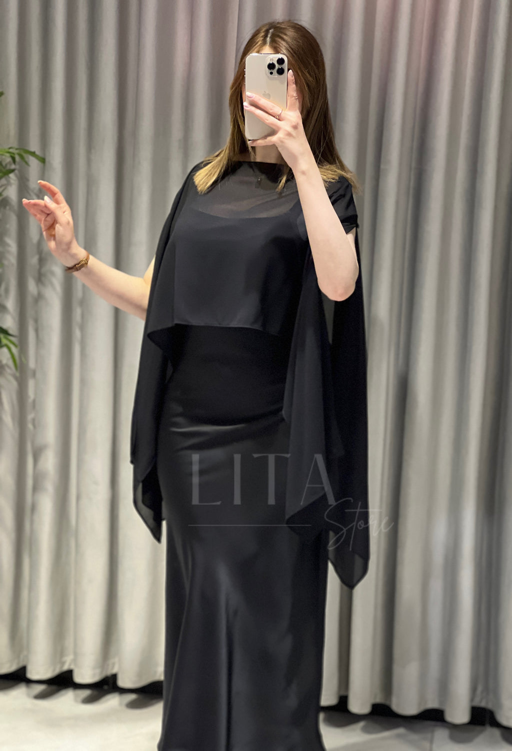 Robe en satin avec cape