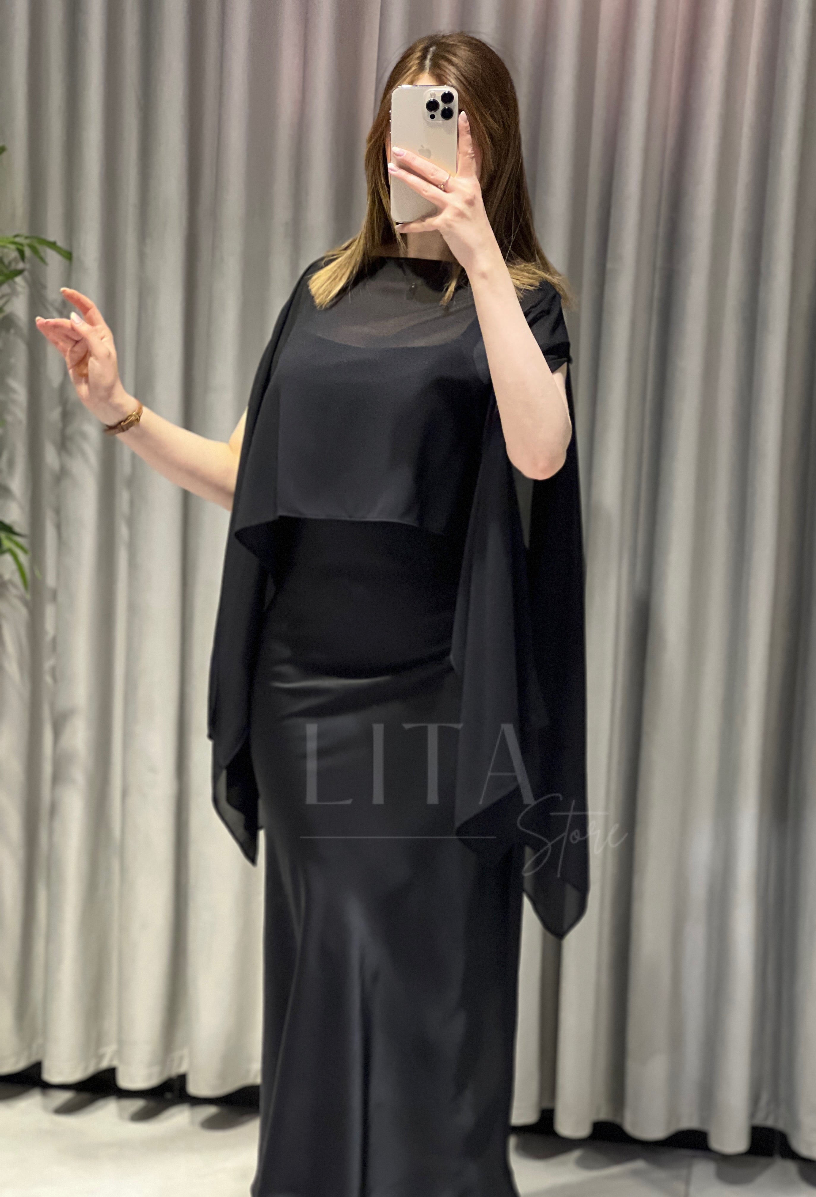 Robe en satin avec cape